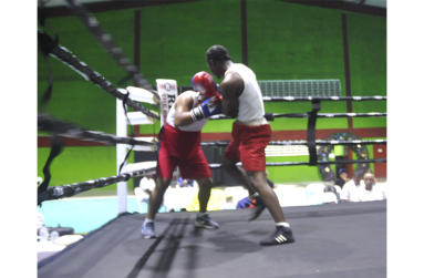 Travis Inverery (right) stopped Cary Pulin in 2:59 seconds of the first round in their 71-75 Kgs contest on Saturday night (Sean Devers photo)