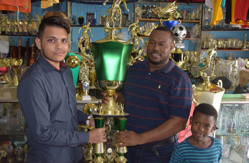 Trophy Stall's Kevin Eshwar  presenting the trophies toTroy Mendonca