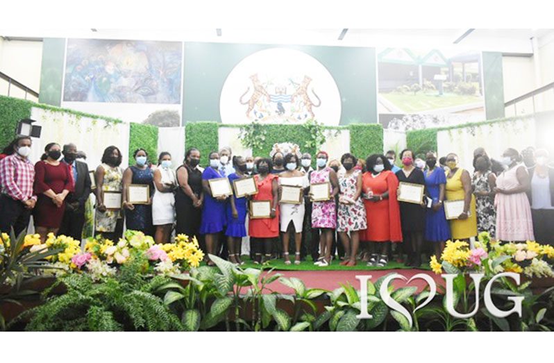 UG Vice-Chancellor, XI, Professor Paloma Mohamed Martin (second left) with the Long Service Awardees for the period 2020 and 2021
