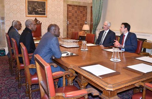 UK-meeting President David Granger, Minister of Foreign Affairs, Mr. Carl Greenidge and Guyana's High Commissioner to the UK, Mr. Hamley Case during the meeting with CZARNIKOW's Associate Director, Mr. John Ireland (first right) and Chief Executive Officer, Mr. Robin Cave (second right)
