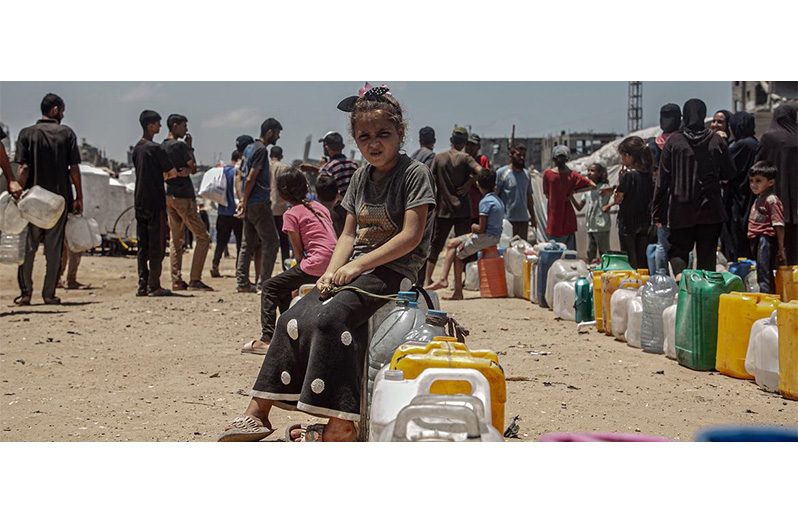 A child queues for water in Gaza (Photo: UNICEF/Mohammed Nateel)
