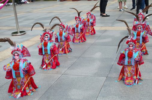 Developed by the Jiangsu Performing Arts Group, 10 robots amaze visitors with a Kunqu Opera performance of Lady General Mu Guiying Takes Command at the Mei Lanfang Memorial Hall in Taizhou, Jiangsu province, on Oct 6. [Photo/IC]
