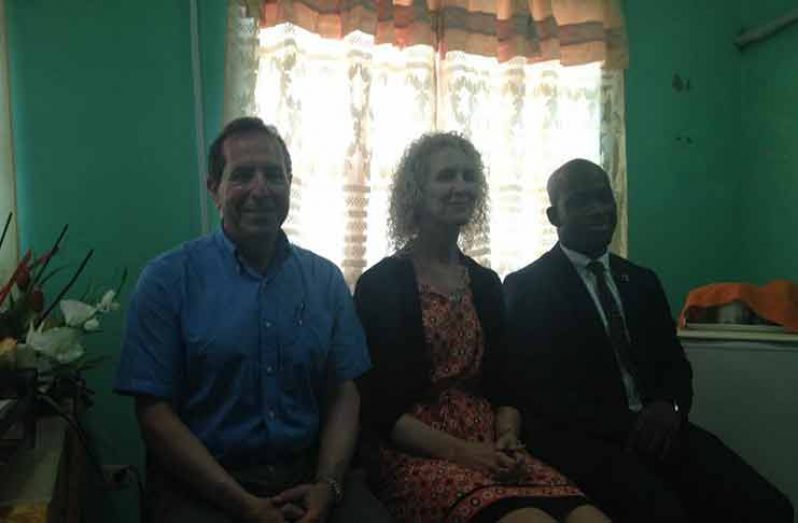 Dr Robert Levy, lung specialist from Vancouver, Canada; Carmen Rempel, respiratory therapist; and Dr Denroyl Tudor, coordinator of the International Desk of the Ministry of Public Health