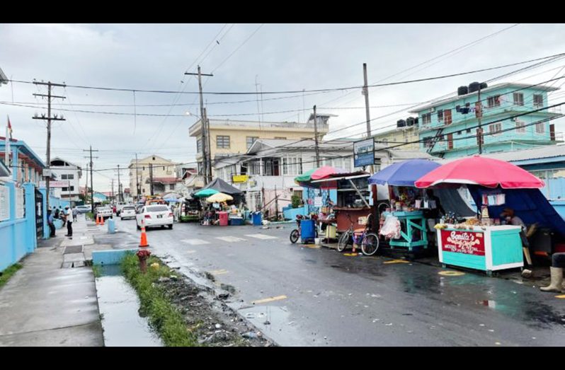 Vendors illegally plying their trade along New Market Street (Photo: News Room)