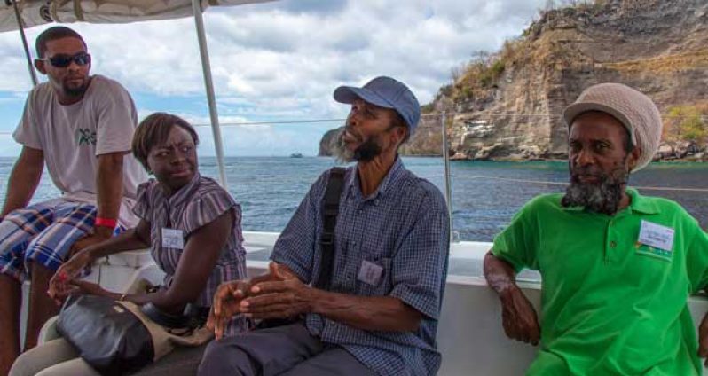 Bellevue Farmers from St. Lucia discussing the situation of the reefs and the role of
agriculture with the rangers of the Soufriere Marine Management Area.