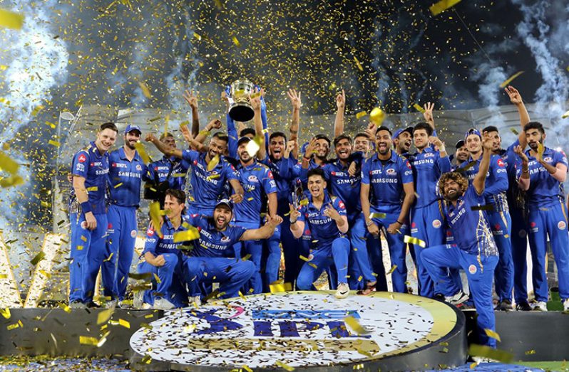 The Mumbai Indians players pose with the IPL 2019 trophy © BCCI