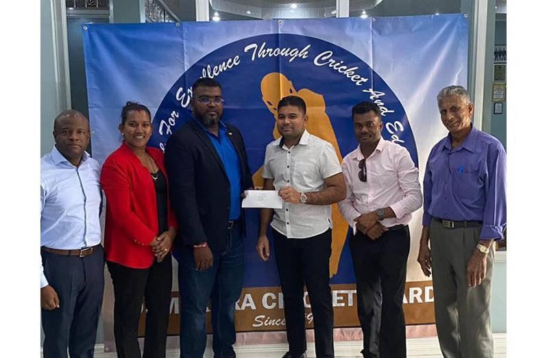 Puneet Jaigopaul (left) receives sponsorship from Azruddin Mohamed. Others in picture from left are Clarence Brotherson, Kavita Yadram and Davteerth Anandjit.