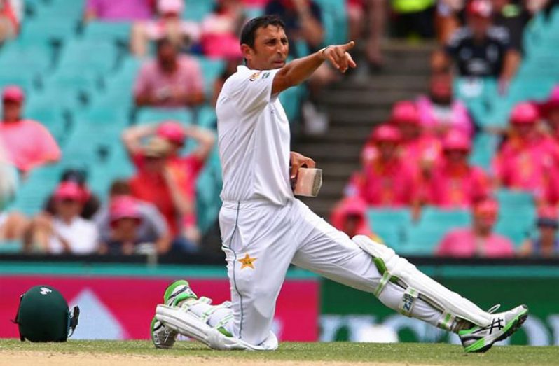 Pakistan's Younus Khan yells to teammates after damaging his bat at Sydney Cricket Ground on Thursday during 3rd Test.  (REUTERS/David Gray)