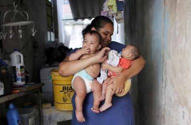 Jaqueline (L), 25, holds her five-month-old twins, Laura (R) and Lucas at their house in Santos, Sao Paulo state, Brazil April 20, 2016. REUTERS/Nacho Doce