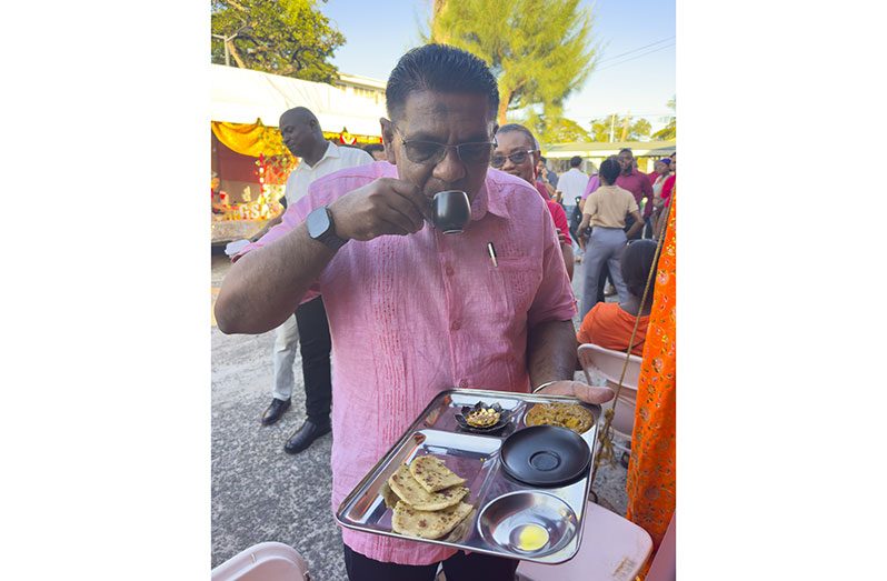 agri-cook-off-1 Minister of Agriculture, Zulfikar Mustapha, joined staff and guests to sample Diwali-inspired dishes during the annual cook-off (Japheth Savory photos)