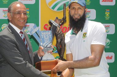SA captain Hashim Amla receives the Sir Vivian Richards trophy from Haroon Lorgat during day 5 of the 3rd Test between South Africa and West Indies at Sahara Park Newlands, yesterday.