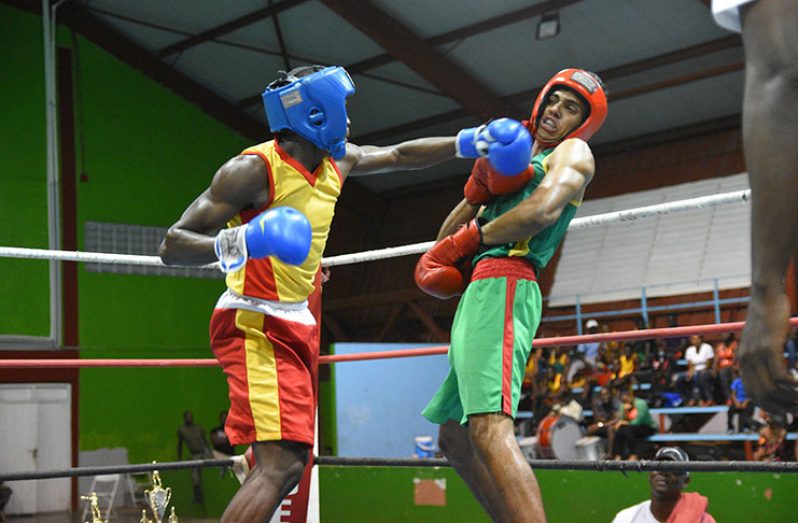 Alex Murray (right) connects with a left jab that stunned Angel Anys to record the first of three eight-counts (Photo by Samuel Maughn).