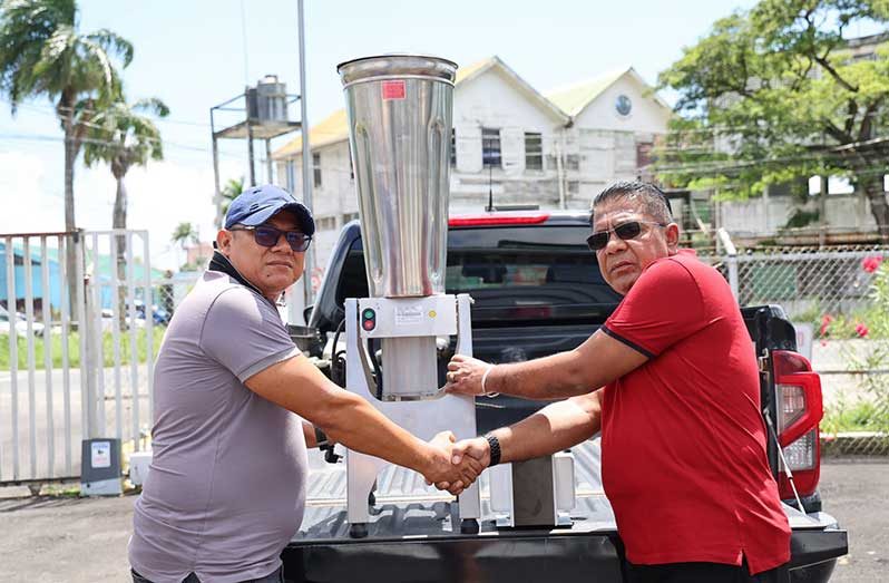 Minister of Agriculture Zulfikar Mustapha hands over the equipment to Chairperson of Barabina Hill Andre Prince