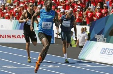 Jamaican Olympic gold medallist Usain Bolt (C) leaps ahead of the U.S. sprinter Wallace Spearmon (L) and Brazilian athlete Jefferson Lucindo during the ‘Mano a Mano’ men's 100 metres challenge on Copacabana beach in Rio de Janeiro , last Sunday.