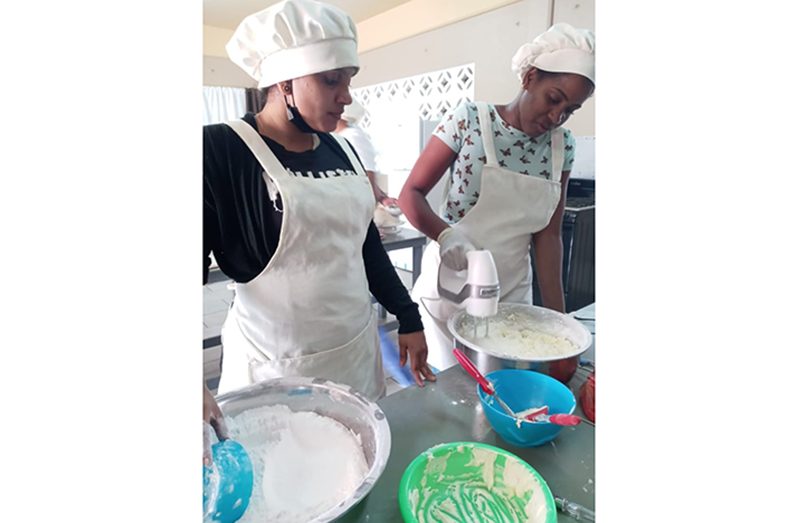 A scene from the ‘cake class’