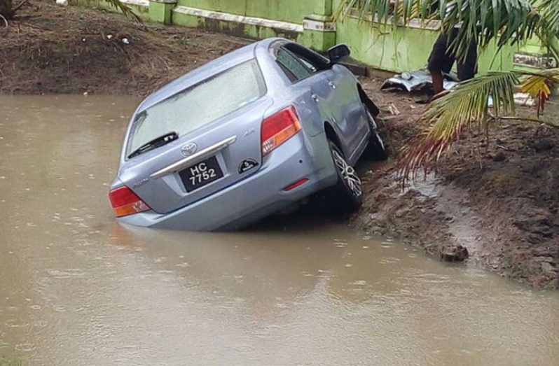 The car that avoided hitting the donkey and ended up in the trench