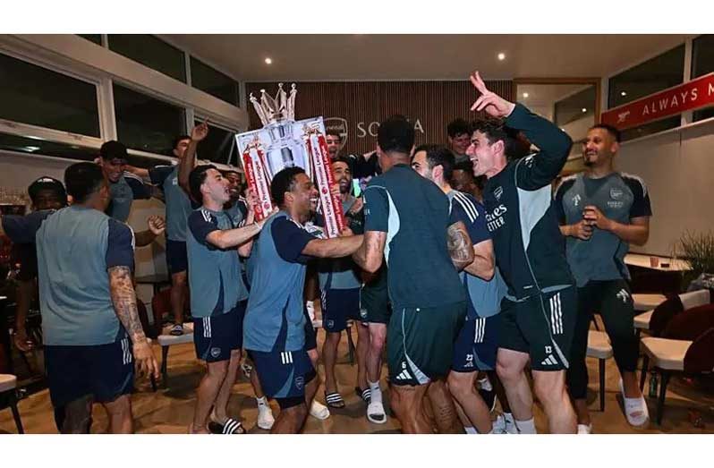 Arsenal players celebrated the title win after the draw between Bournemouth and Manchester City confirmed they could no longer be caught