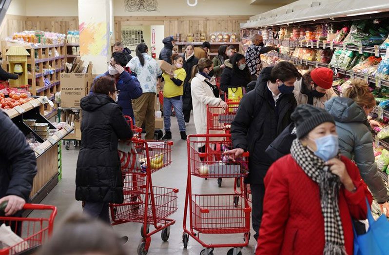 People shop in a grocery store in Manhattan, New York City (REUTERS/Andrew Kelly)