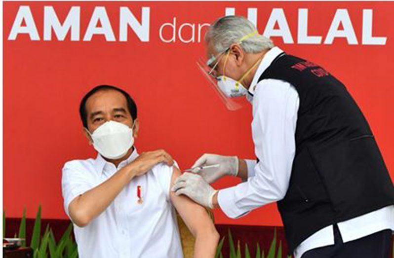 Indonesian President, Joko Widodo, receives the COVID-19 vaccine shot developed by China's biopharmaceutical company, Sinovac Biotech, at the Presidential Palace in Jakarta, Indonesia, Jan 13, 2021. The president is the first Indonesian to be vaccinated to show that the vaccine is safe. [Photo/Xinhua]