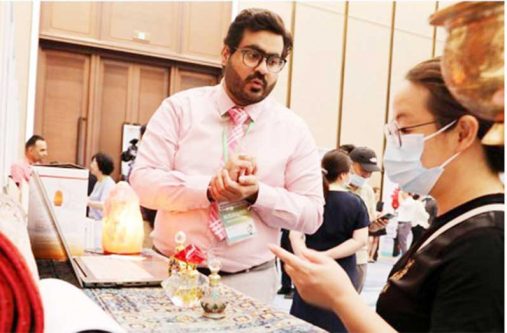 An exhibitor presents his products during a matchmaking session for buyers and exhibitors ahead of the 4th China International Import Expo (CIIE) at the National Exhibition and Convention Center (Shanghai) in Shanghai, east China, July 15, 2021. (Xinhua/Fang Zhe)