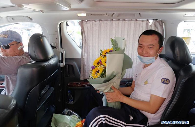 (Fu Guohao (R), a journalist from Global Times, a Beijing-based newspaper, leaves Princess Margaret Hospital in south China's Hong Kong, Aug. 14, 2019. )