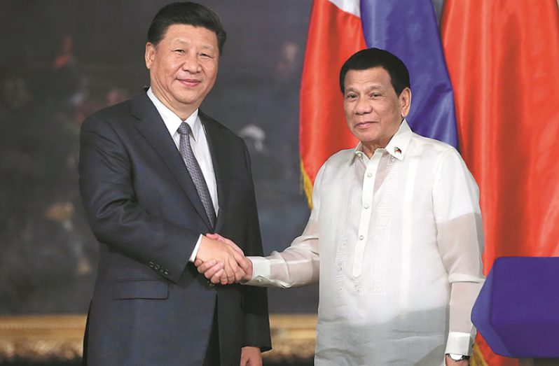 President Xi Jinping meets Philippine President Rodrigo Duterte in Manila on Tuesday. Xi arrived in the country’s capital earlier in the day, and Duterte hosted a grand ceremony to welcome Xi before their talks. [Photo by FENG YONGBIN / CHINA DAILY]