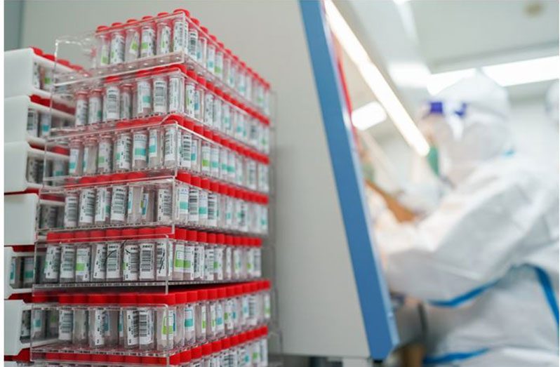 A staff member works at a COVID-19 nucleic acid testing laboratory in east China's Shanghai, March 23, 2022. (Xinhua/Ding Ting)