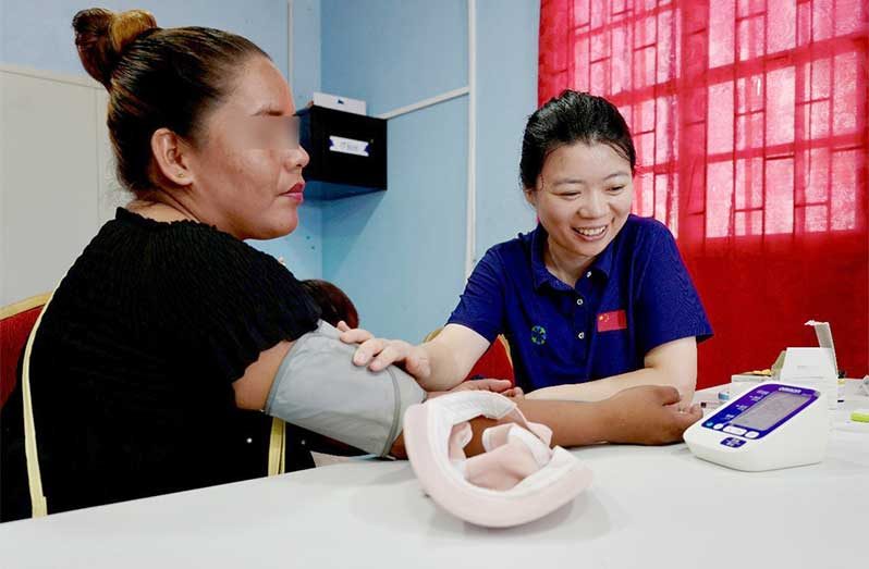 Dr. Chen Dongmei, a nephrologist and member of the 20th China medical team, provided blood pressure measurement services to residents of Swan Village