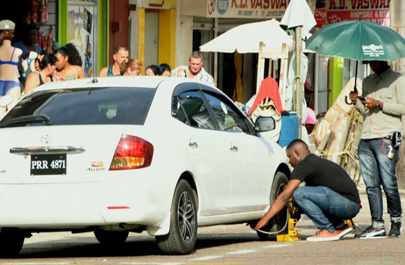 A SCS worker clamping a vehicle on Regent Street