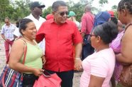 On Wednesday, Minister of Agriculture, Zulfikar Mustapha, fulfilled yet another set of commitments geared at advancing agricultural development in the region by meeting with farmers and residents from several communities along the Soesdyke-Linden Highway