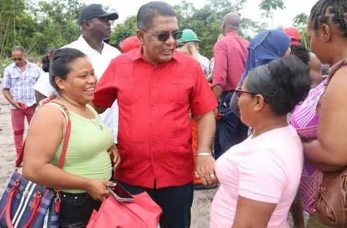 On Wednesday, Minister of Agriculture, Zulfikar Mustapha, fulfilled yet another set of commitments geared at advancing agricultural development in the region by meeting with farmers and residents from several communities along the Soesdyke-Linden Highway