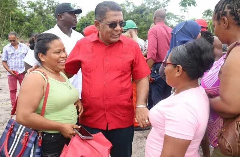 On Wednesday, Minister of Agriculture, Zulfikar Mustapha, fulfilled yet another set of commitments geared at advancing agricultural development in the region by meeting with farmers and residents from several communities along the Soesdyke-Linden Highway