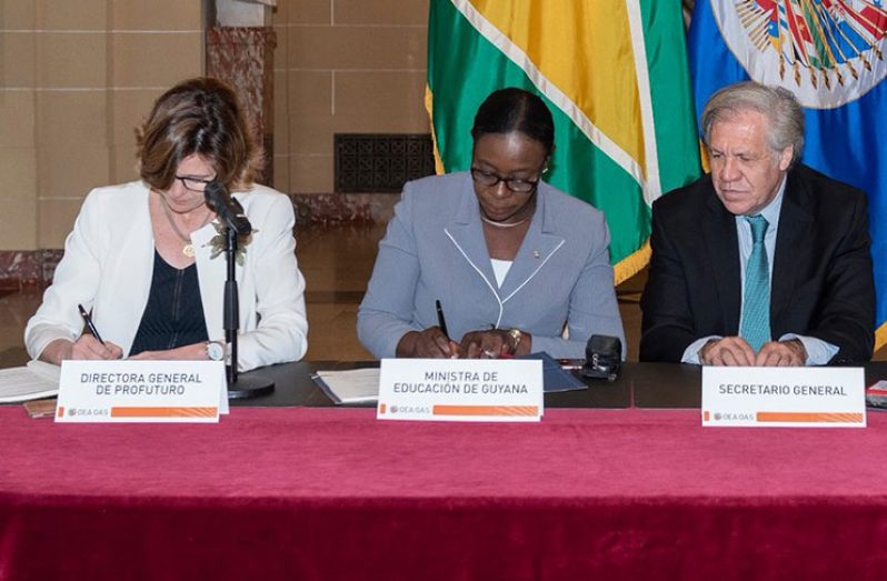 From left: General Director of ProFuturo Foundation, Sofia Ferandez de Mesa and Minister of Education, Nicolette Henry, sign the agreement as Secretary General of the OAS, Luis Almagro looks on (OAS photo)
