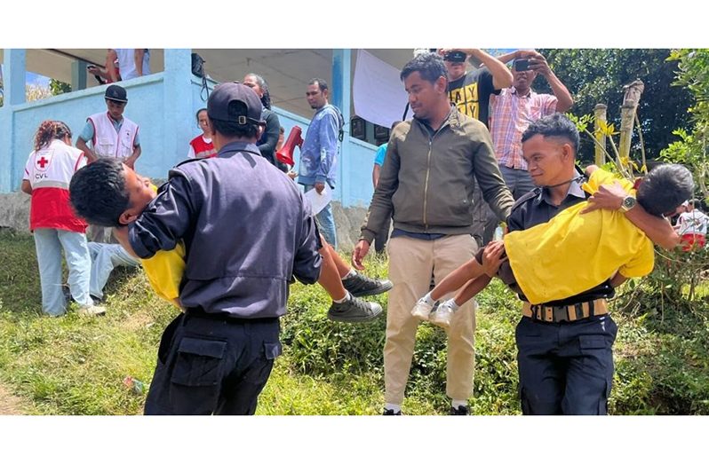 Residents of Orlalan Village, Timor-Leste, simulate a landslide rescue operation (ONU News/ Felipe de Carvalho)