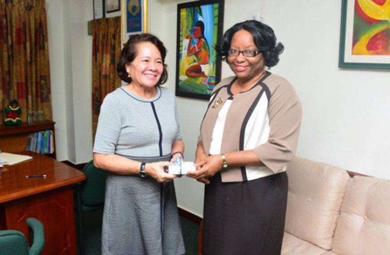 Dr. Carissa Etienne, Director, PAHO/WHO, presents First Lady, Mrs. Sandra Granger with a small token of appreciation after a meeting held today at State House (MOTP photo)