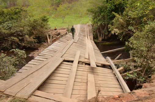 The damaged bridge between Itabac and Kanapang