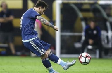 Argentina midfielder Lionel Messi (10) scores a goal on a free kick during the first half against the United States in the semifinals of the 2016 Copa America Centenario soccer tournament at NRG Stadium on Tuesday. (USA TODAY Sports)