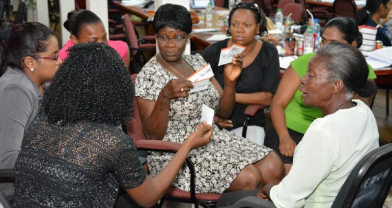 In discussion: Participants at the train the trainers’ workshop hosted by Project Happiness. The information session sought to provide teachers and other participants with the
keys to boost children’s self-esteem and promote their emotional development (Ministry of the Presidency photo)
