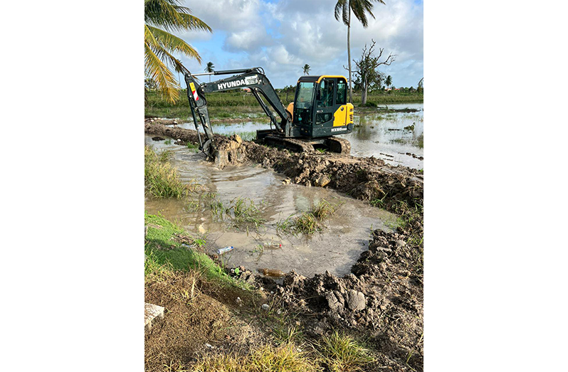 In light of flooding caused by heavy and persistent rainfall in the Black Bush Polder area, the Ministry of Agriculture, through the National Drainage and
Irrigation Authority (NDIA), has implemented relief measures to assist affected farmers and residents. To date, eight excavators have been deployed and
are currently operating in Yakusari, Johanna and Mibicuri. Additionally, small mechanical pumps have been placed in affected residential areas, while a
large mechanical pump is being installed at Number 43 Village. Engineers from the NDIA continue to closely monitor the situation to ensure timely and
effective interventions (Photos: President Irfaan Ali/Facebook)
