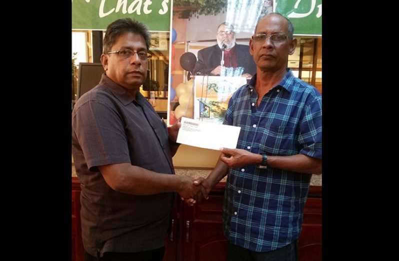 Bakewell CEO Rajin Ganga hands over sponsorship to RHTY&SC executive Rabindranauth Kissoonlall.