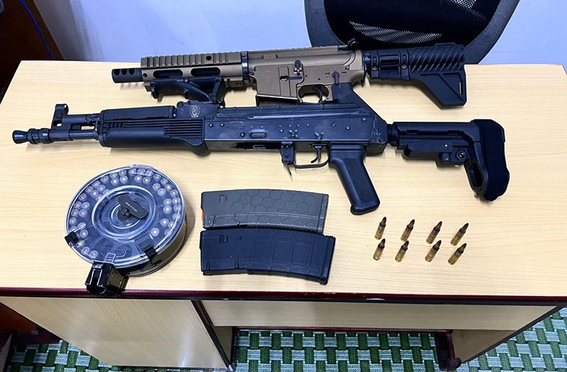 The recovered guns and ammunition (Guyana Police Force photo)