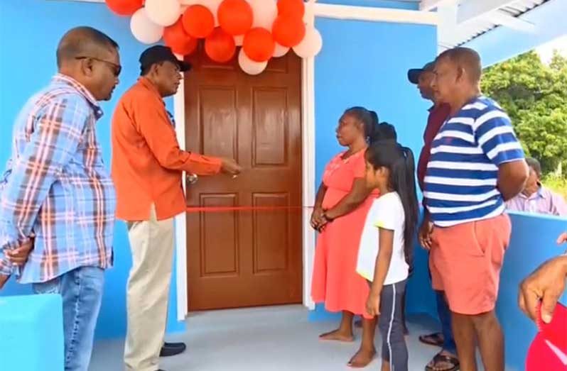 Director General of the Ministry of Agriculture, Madanlall Ramraj hands over the house keys to Joan George