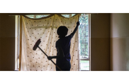 A domestic worker cleans a house in Harare, Zimbabwe (ILO/KB Mpofu)