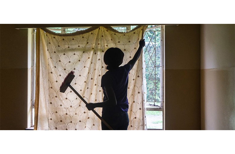 A domestic worker cleans a house in Harare, Zimbabwe (ILO/KB Mpofu)