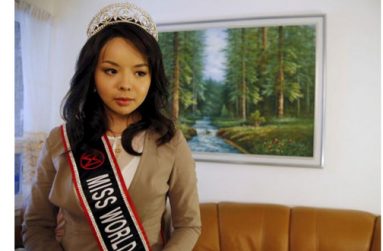 Miss World Canada Anastasia Lin poses with her crown before an interview at her home in Toronto, Ontario November 10, 2015.
Reuters/Chris Helgren