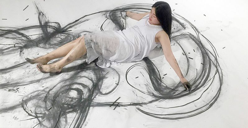An artist paints using her body at an exhibition in Wuhan, Central China's Hubei Province, on May 22, 2015. [Photo/IC]