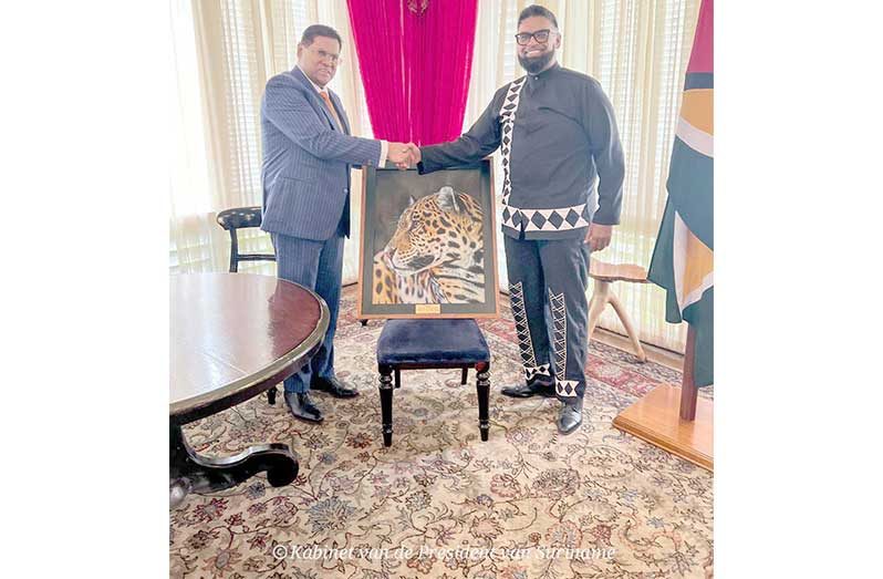 Guyana’s Head of State Dr. Irfaan Ali and Surinamese President, Chandrikapersad Santokhi, on Monday met at State House. Central to the meeting’s agenda was intensifying cooperation between Suriname and Guyana, particularly with regards to infrastructure development, energy and trade. Of particular focus was the construction of the Corentyne River bridge, which the two leaders believe is of strategic importance for the further economic integration of both countries. The ‘special political situation’ in both countries, current trends, including the use of artificial intelligence (AI) and social media in governance, communication and modern diplomacy were also discussed (Photo: Chand Santokhi/Facebook)