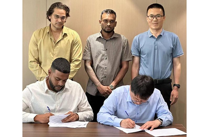 Nasradeen ‘Juniour’ Mohamed and Commercial Director of XCMG South American Group, Wu Shuxin signing the agreement