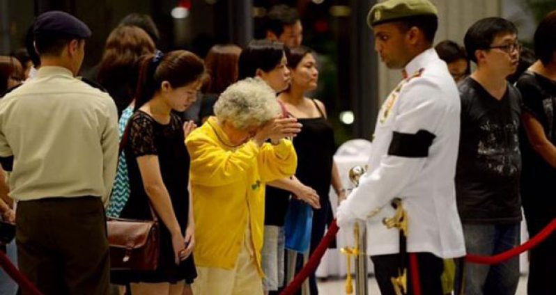 Mourners paying their last respects at Parliament House at 2 am on March 26, 2015 (Photo: Desmond Foo)