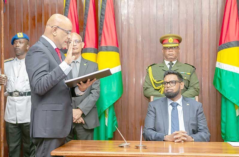 Prime Minister Brigadier (Ret'd) Mark Phillips and Vice-President Dr. Bharrat Jagdeo took their Oaths of Office on Monday (Delano Williams Photos)